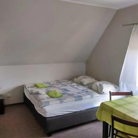 Gosciniec W Ogrodzie Brusy