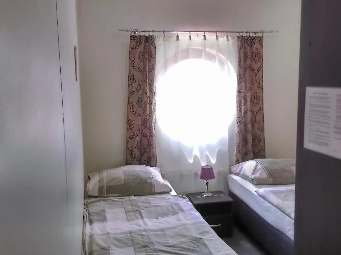 Gosciniec W Ogrodzie Brusy